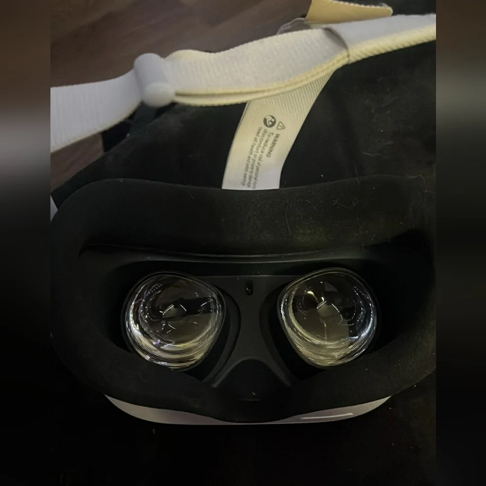 Oculus Quest 2 - White With Black Hand Grips And Grey Case
